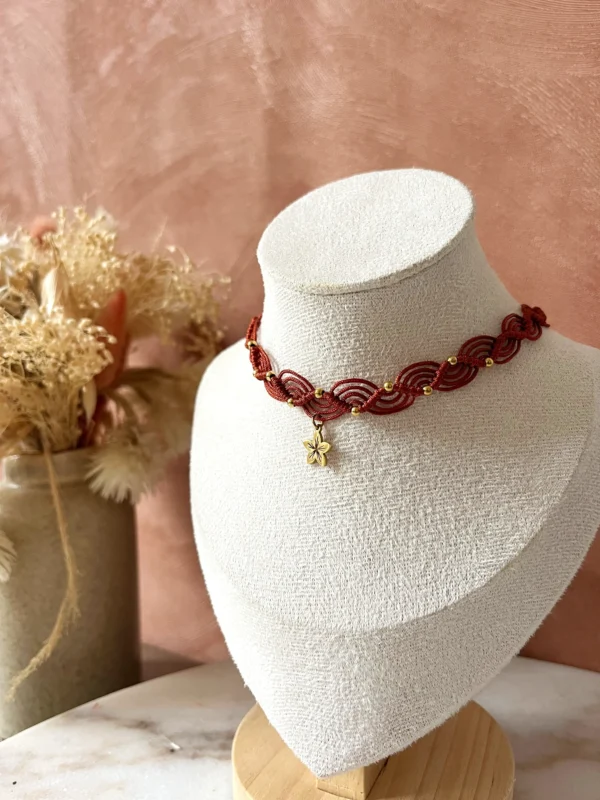 Collier ras de cou avec breloque hibiscus dorée en acier inoxydable