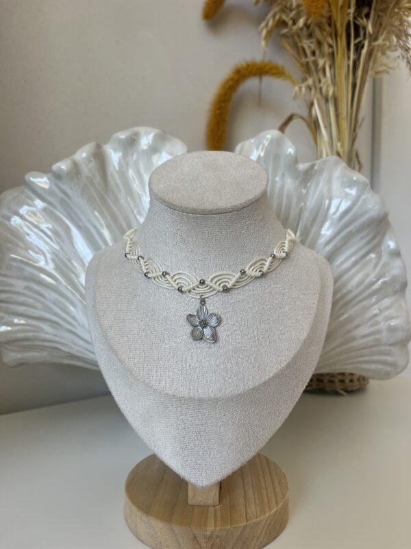 Collier ras de cou avec breloque fleur argentée en acier inoxydable