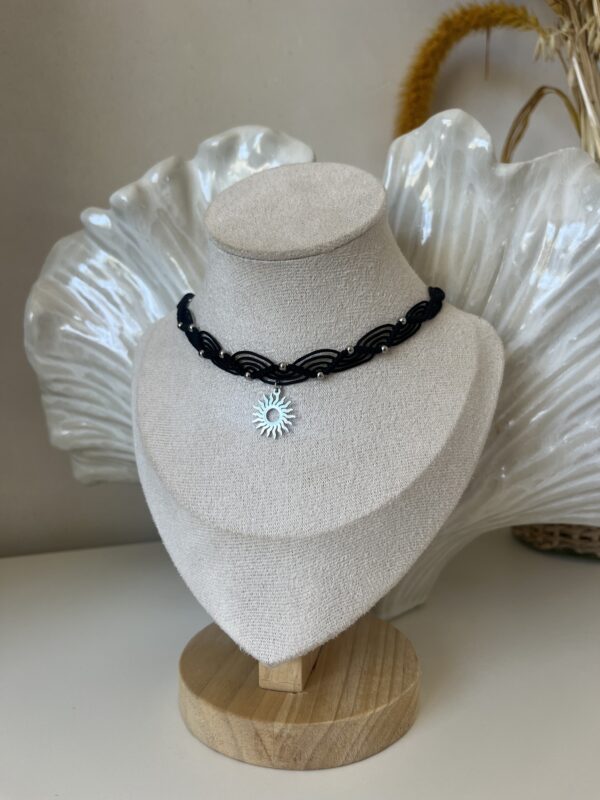 Collier ras de cou avec breloque soleil en acier inoxydable